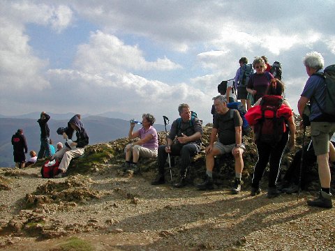 DSCN9295_edited.JPG - C party on the summit of Cat Bells
